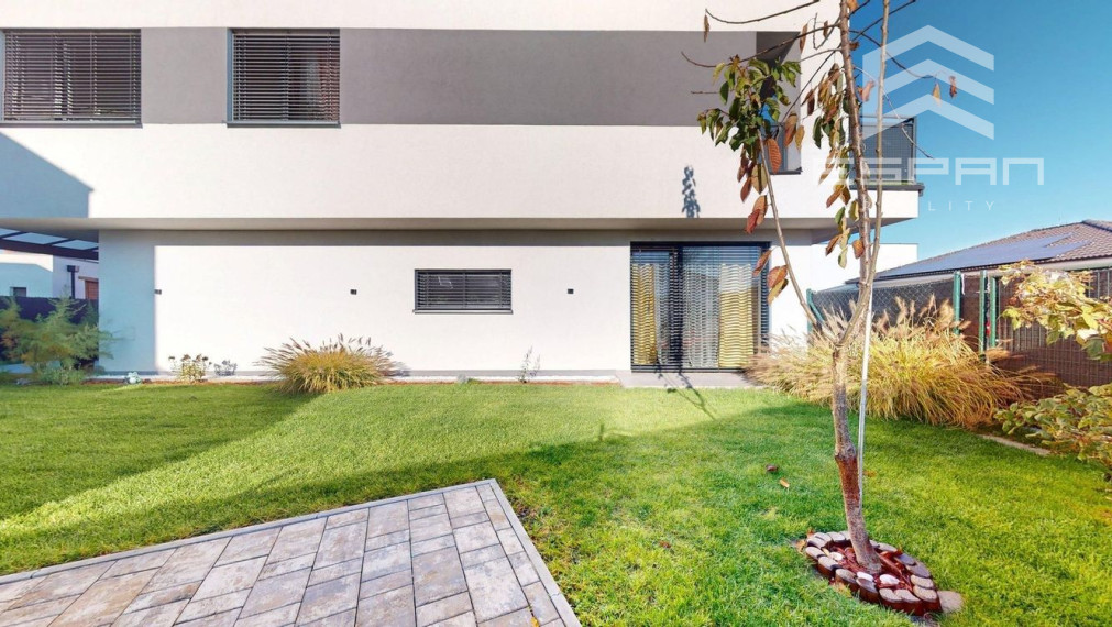 Moderný 3 izbový byt s predzáhradkou a parkovaním pre 2 autá/ Kostolište