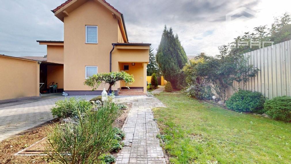 Zariadený 6 izb. priestranný rodinný dom v obci Veľké Leváre