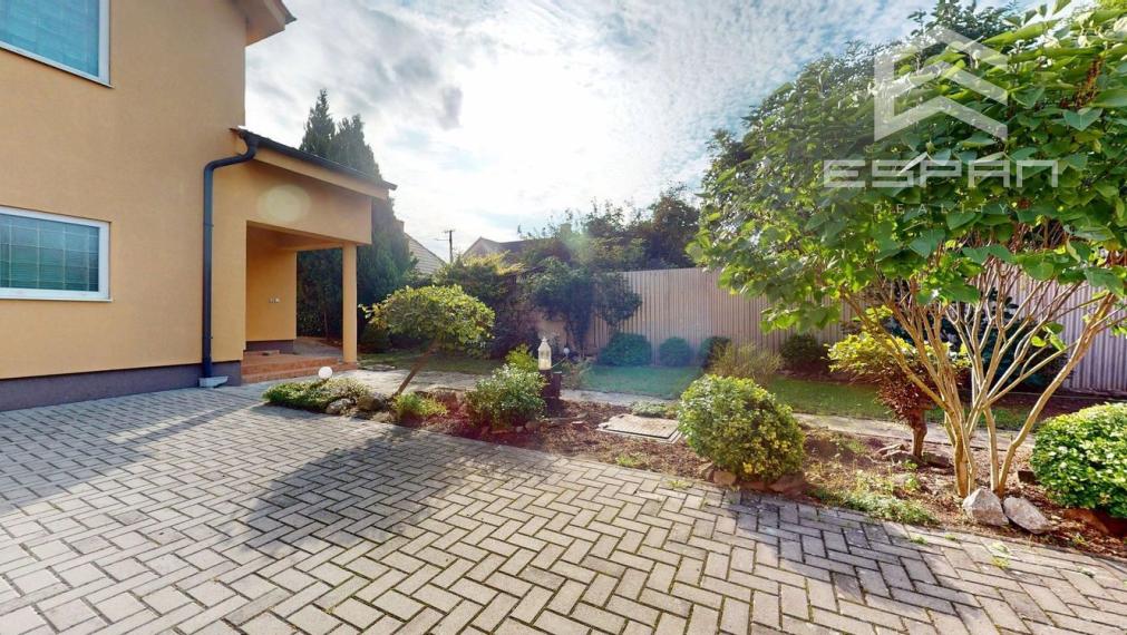 Zariadený 6 izb. priestranný rodinný dom v obci Veľké Leváre