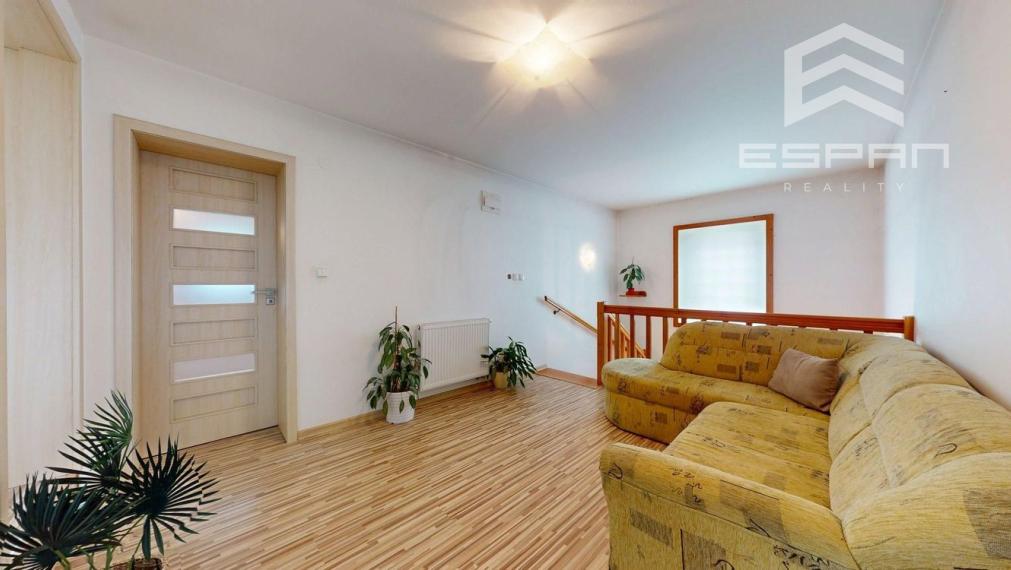 Zariadený 6 izb. priestranný rodinný dom v obci Veľké Leváre