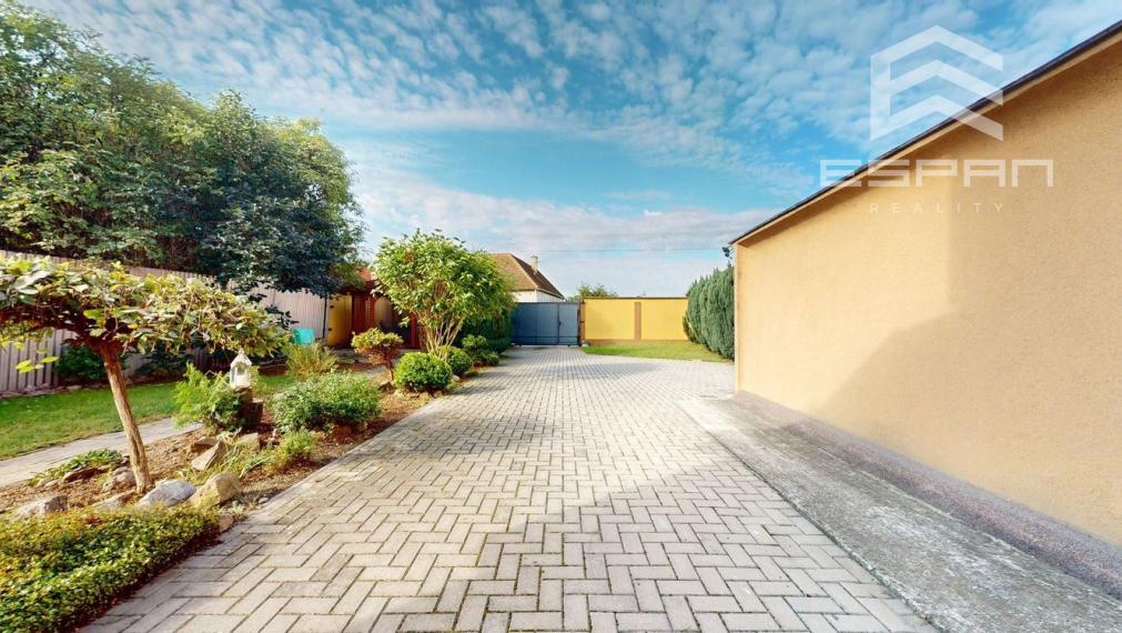 Zariadený 6 izb. priestranný rodinný dom v obci Veľké Leváre