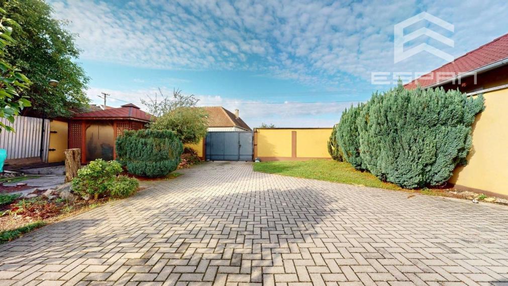 Zariadený 6 izb. priestranný rodinný dom v obci Veľké Leváre