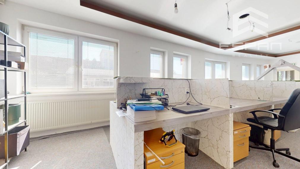 Kancelársky/obchodný priestor na prenájom v centre mesta Malacky