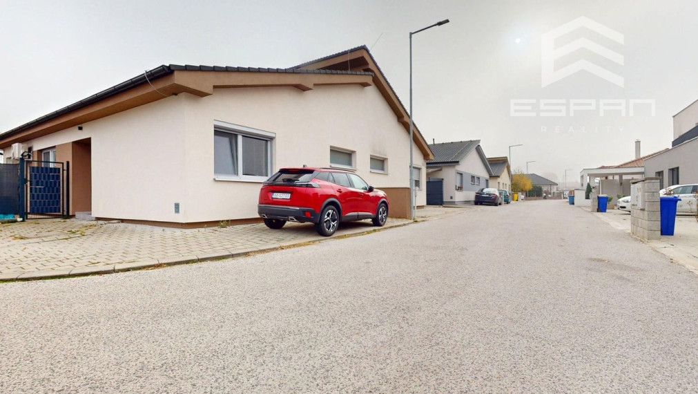 Zariadený 3 izbový dom so záhradou v  Píniovej aleji pri Malackách