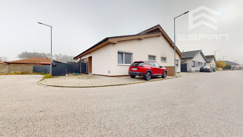 Zariadený 3 izbový dom so záhradou v  Píniovej aleji pri Malackách