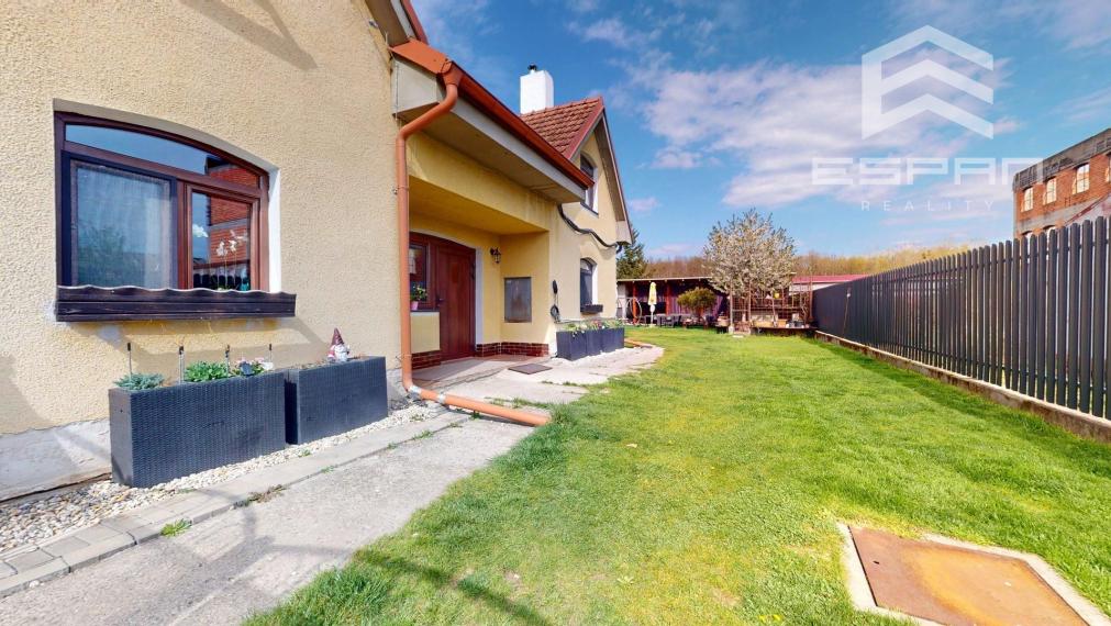 Dvojgeneračný rodinný dom v obci Sekule s veľkou záhradou