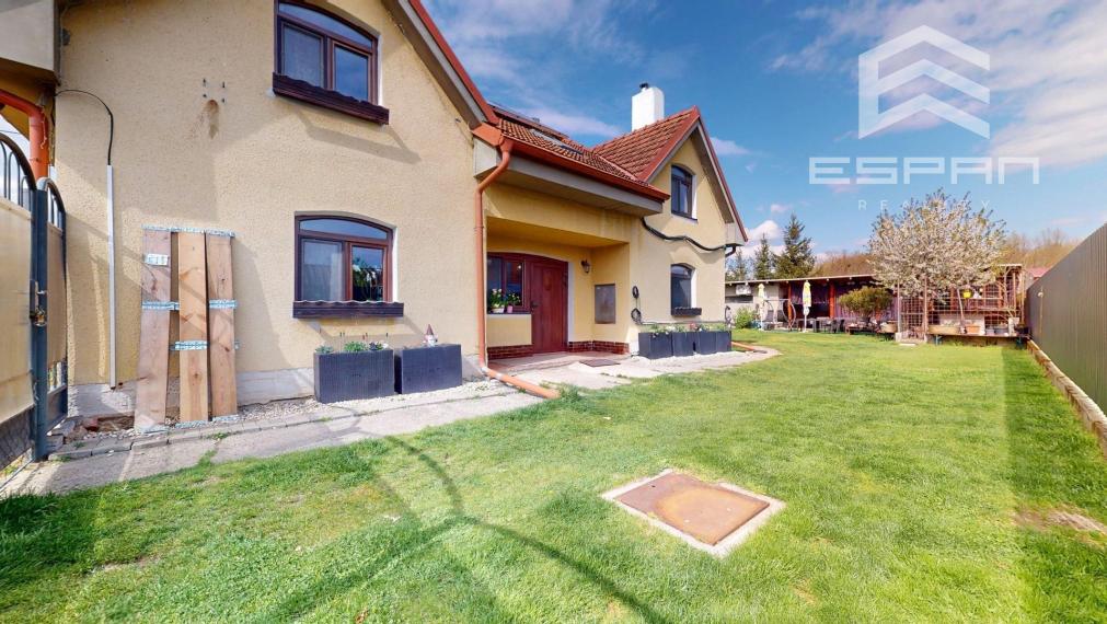 Dvojgeneračný rodinný dom v obci Sekule s veľkou záhradou