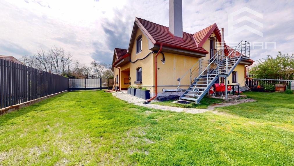 Dvojgeneračný rodinný dom v obci Sekule s veľkou záhradou