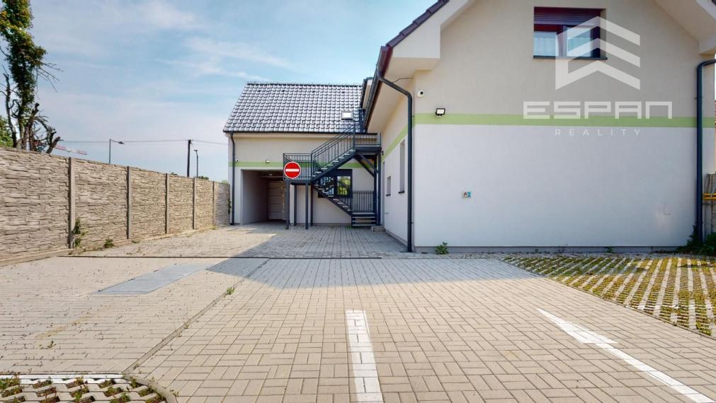 Zariadený 2 izb. byt s vlastným parkovaním na ul. Pezinská v Malackách!!