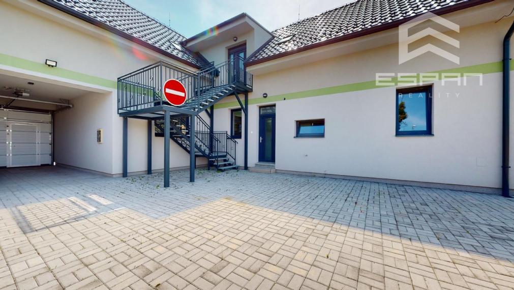 Zariadený 2 izb. byt s vlastným parkovaním na ul. Pezinská v Malackách!!
