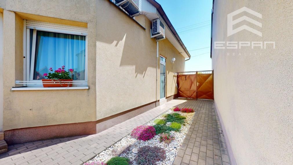 Rodinný dom s dvoma bytovými jednotkami po modernej rekonštrukcii s úžasným pozemkom