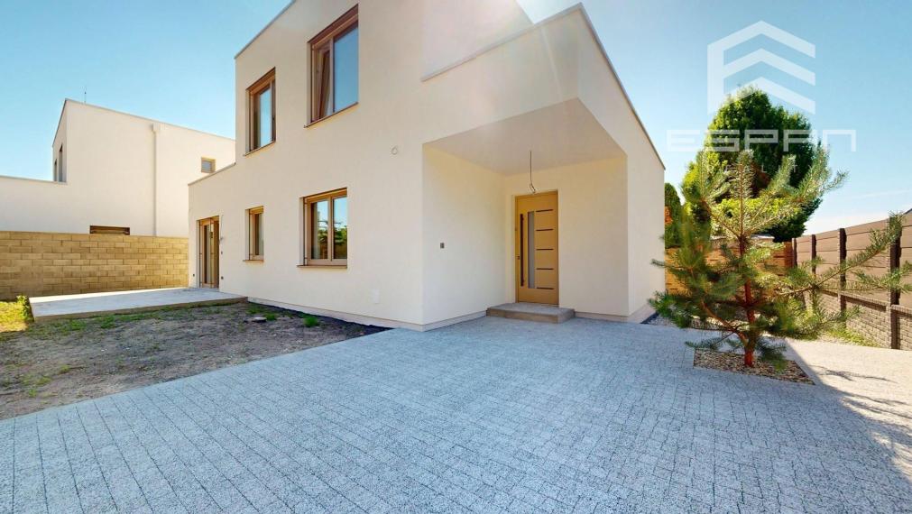 Moderný rodinný dom s exluzívnymi výhľadom priamo na les v Kostolišti