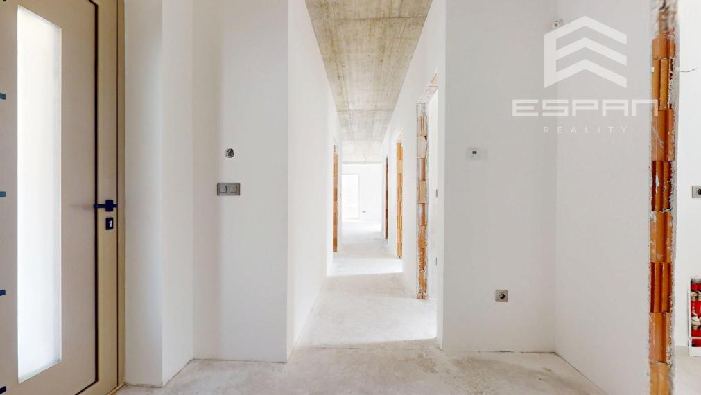 Moderný rodinný dom s exluzívnymi výhľadom priamo na les v Kostolišti