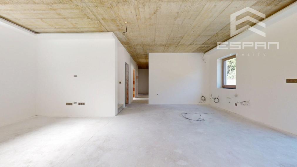 Moderný rodinný dom s exluzívnymi výhľadom priamo na les v Kostolišti