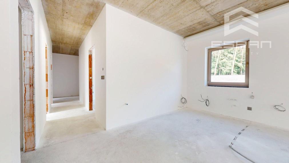 Moderný rodinný dom s exluzívnymi výhľadom priamo na les v Kostolišti