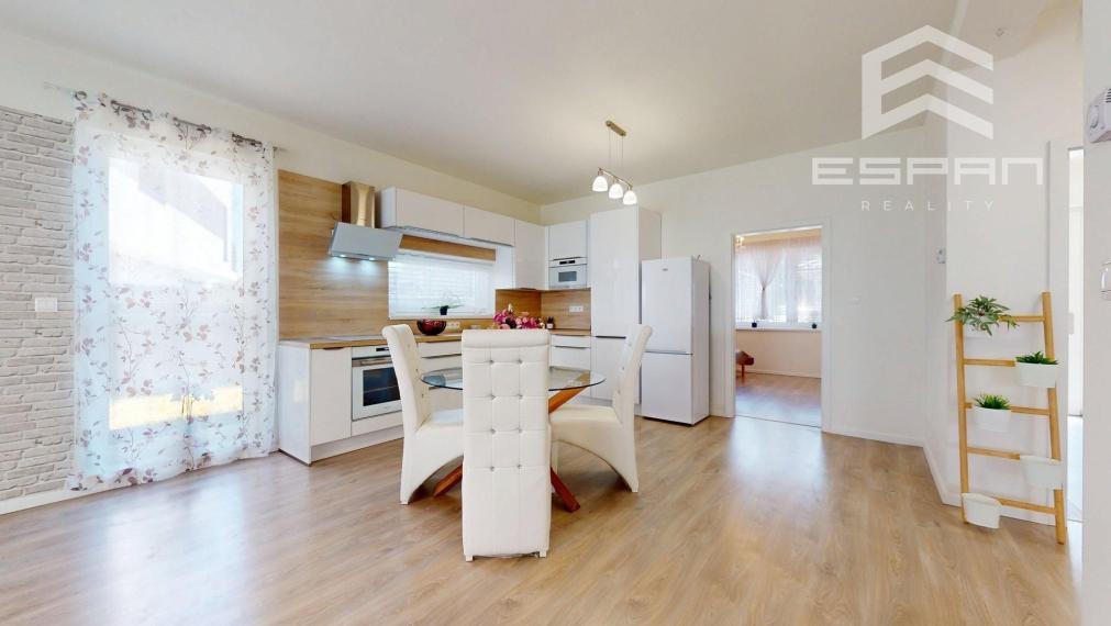 Moderný 3 izbový byt so záhradkou a parkovaním pre 2 autá, Kostolište