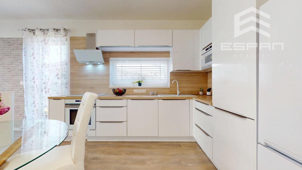 Moderný 3 izbový byt so záhradkou a parkovaním pre 2 autá, Kostolište