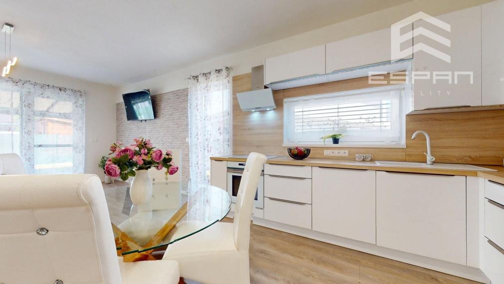 Moderný 3 izbový byt so záhradkou a parkovaním pre 2 autá, Kostolište