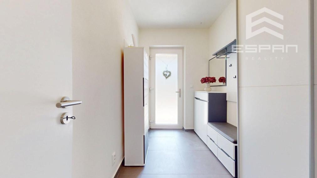 Moderný 3 izbový byt so záhradkou a parkovaním pre 2 autá, Kostolište