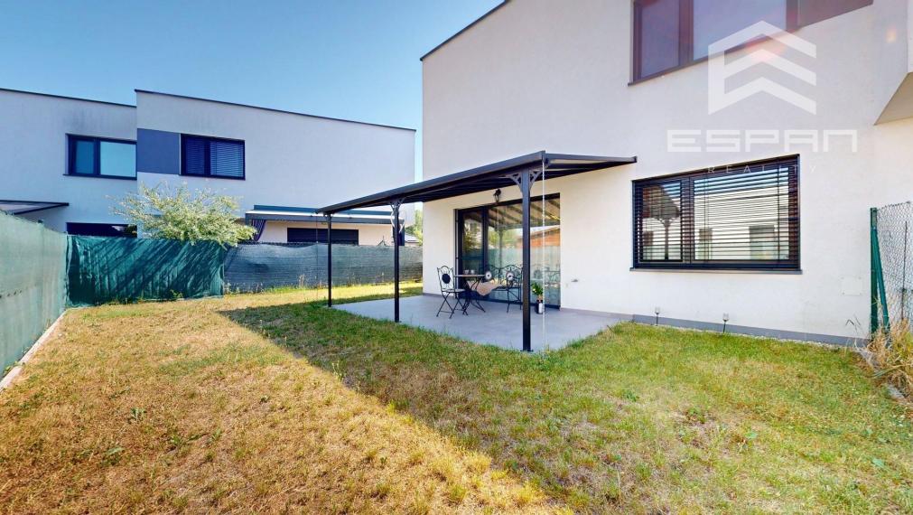 Moderný 3 izbový byt so záhradkou a parkovaním pre 2 autá, Kostolište