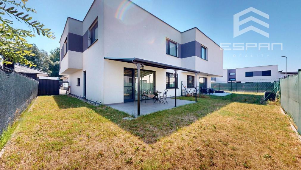 Moderný 3 izbový byt so záhradkou a parkovaním pre 2 autá, Kostolište