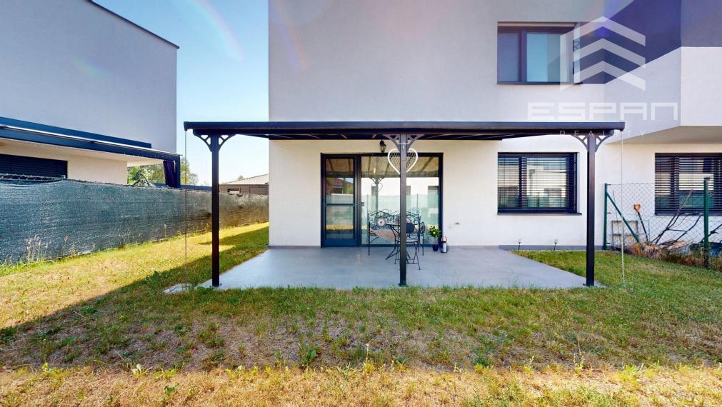 Moderný 3 izbový byt so záhradkou a parkovaním pre 2 autá, Kostolište