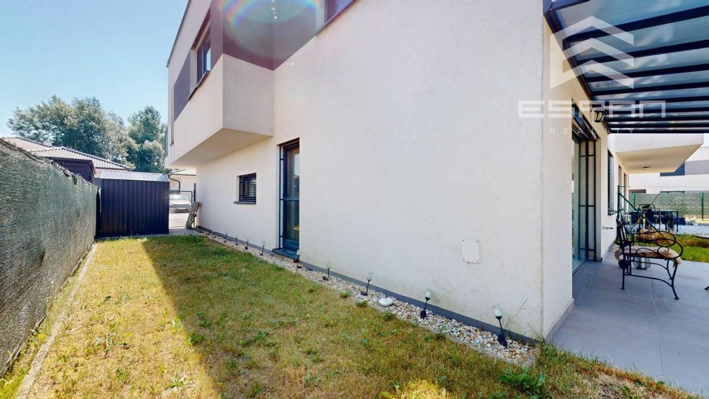 Moderný 3 izbový byt so záhradkou a parkovaním pre 2 autá, Kostolište
