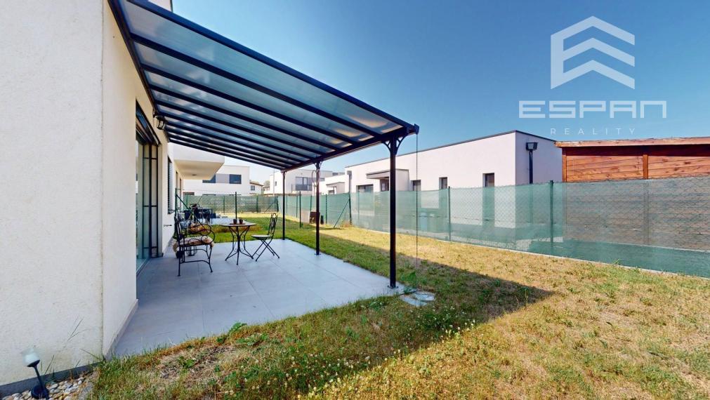 Moderný 3 izbový byt so záhradkou a parkovaním pre 2 autá, Kostolište