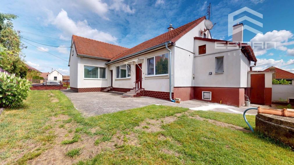 Rodinný dom s rozsiahlym pozemkom v obci Bílkové Humence