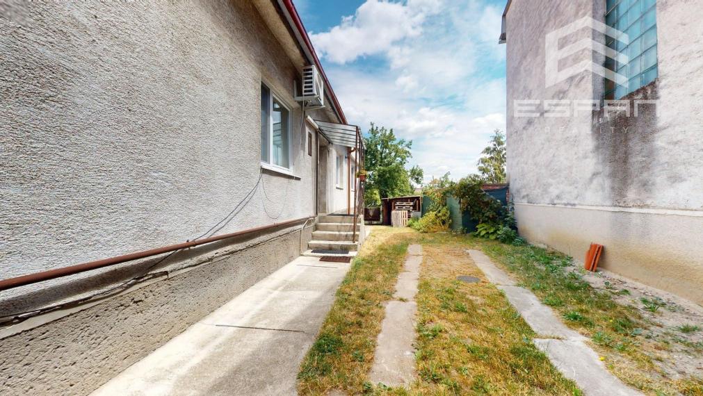 Rodinný dom po kompletnej rekonštrukcii s veľkým pozemkom