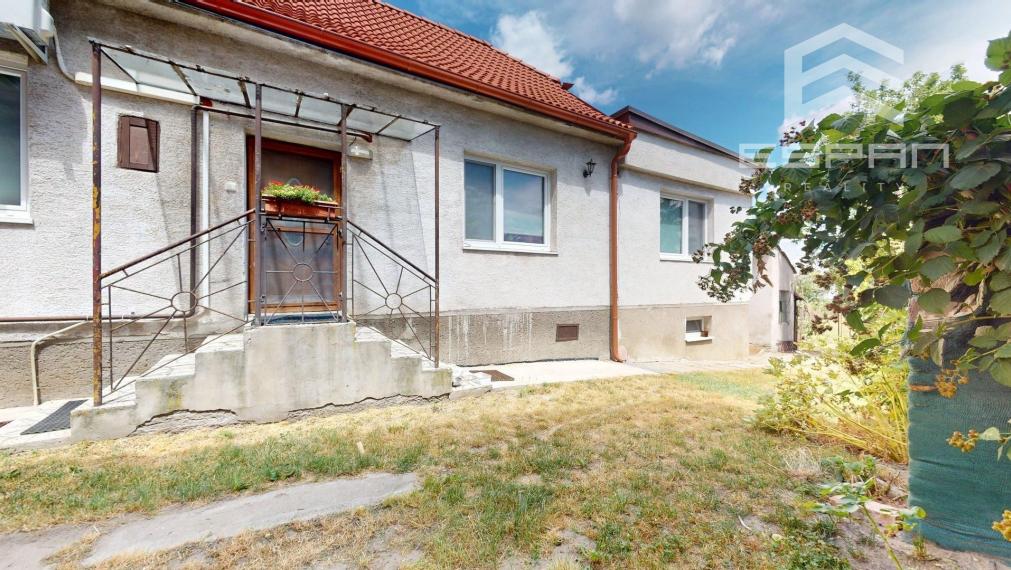 Rodinný dom po kompletnej rekonštrukcii s veľkým pozemkom