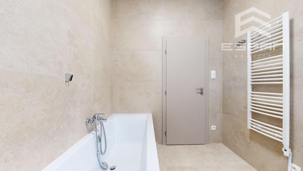 Moderný 3 izbový byt v centre mesta s terasou aj lodžiou a s garážovým státím