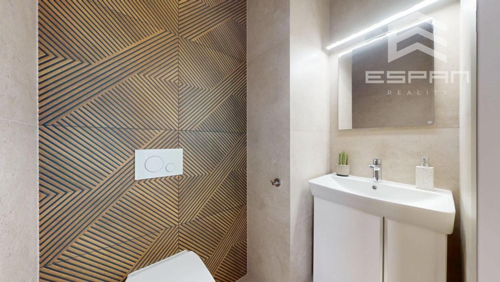 Moderný 3 izbový byt v centre mesta s terasou aj lodžiou a s garážovým státím