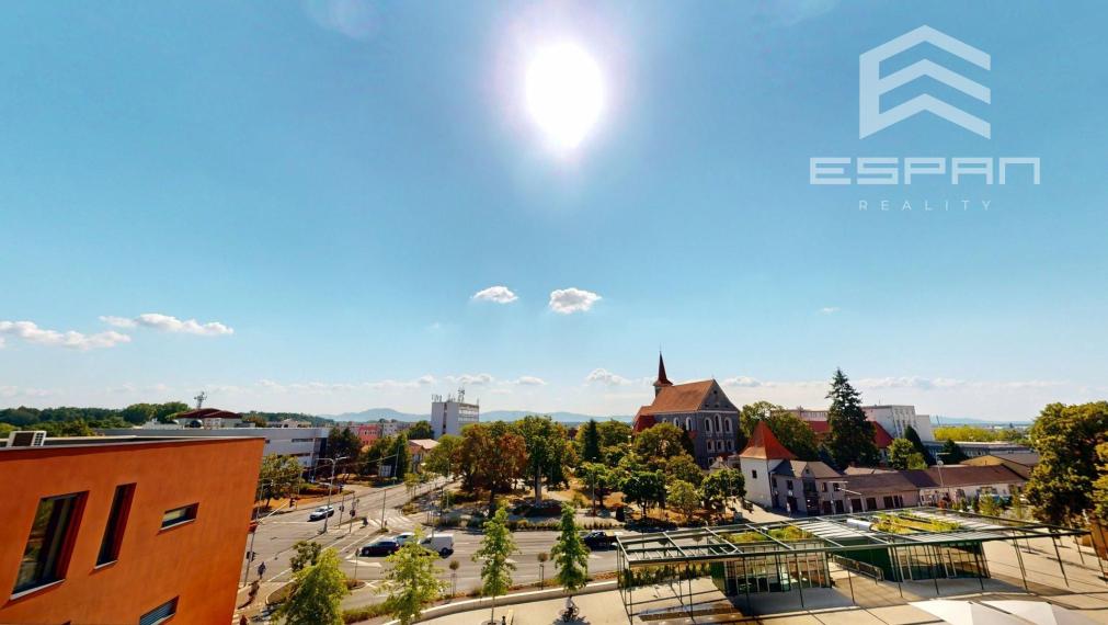 Moderný 3 izbový byt v centre mesta s terasou aj lodžiou a s garážovým státím
