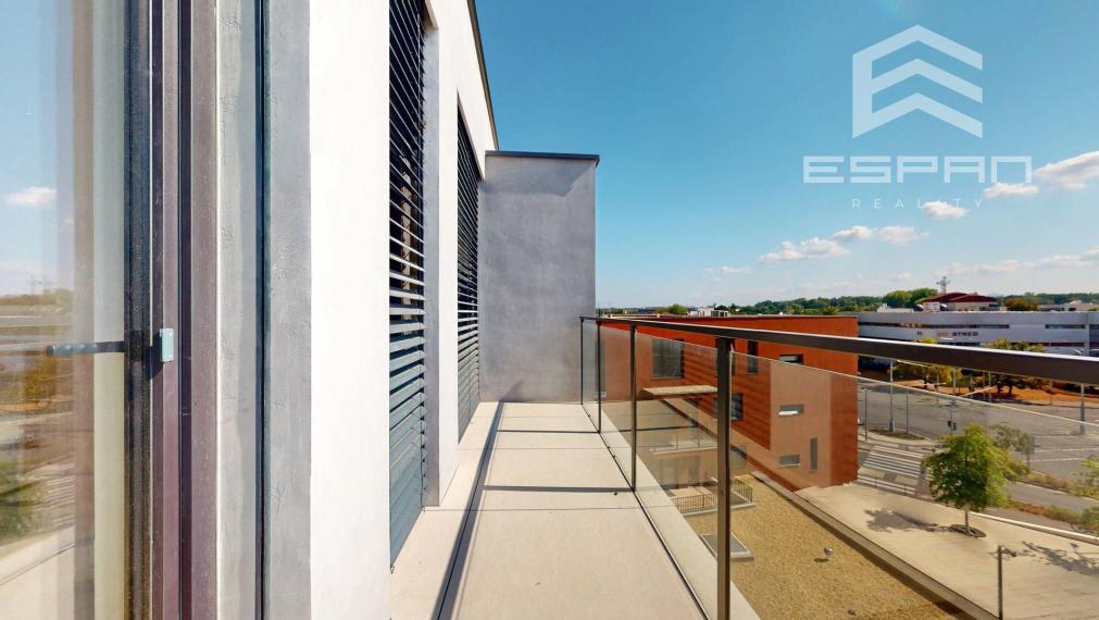 Moderný 3 izbový byt v centre mesta s terasou aj lodžiou a s garážovým státím