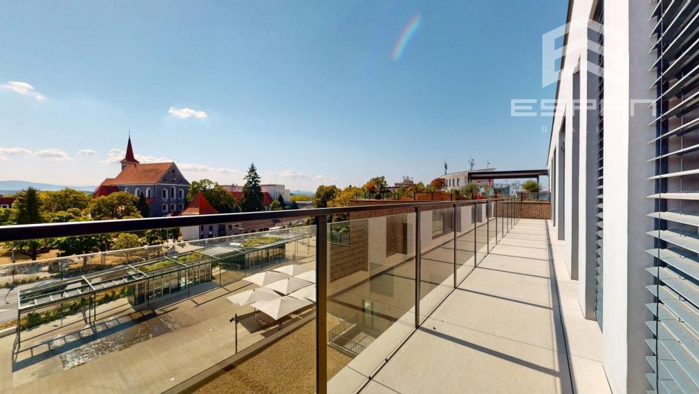 Moderný 3 izbový byt v centre mesta s terasou aj lodžiou a s garážovým státím