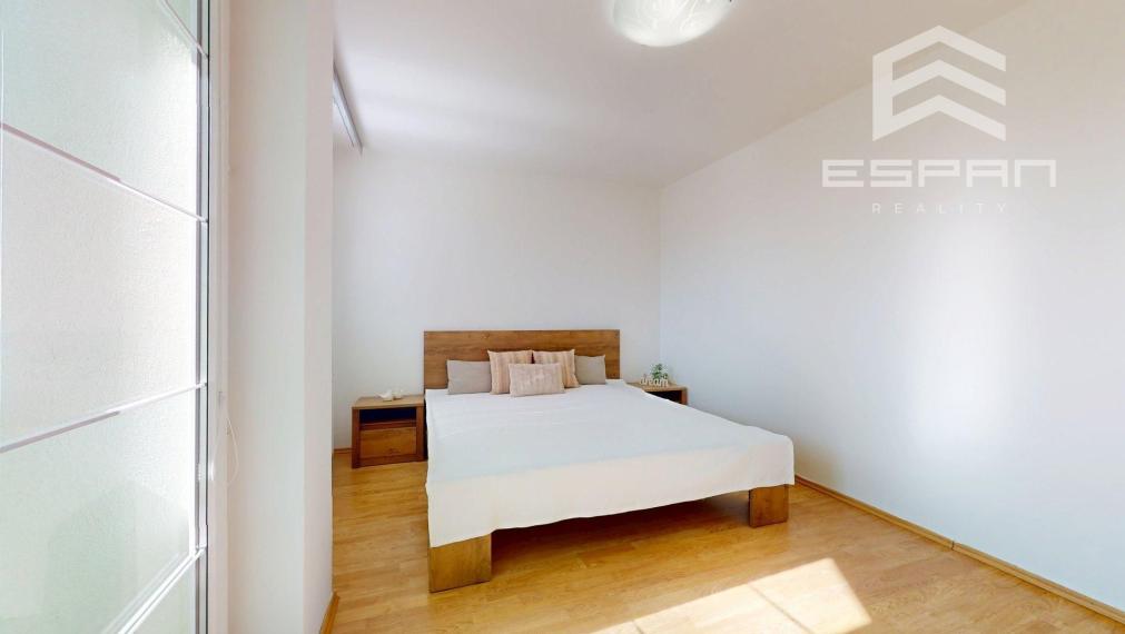 Priestranný zariadený 3 izbový byt so samostatnou garážou 