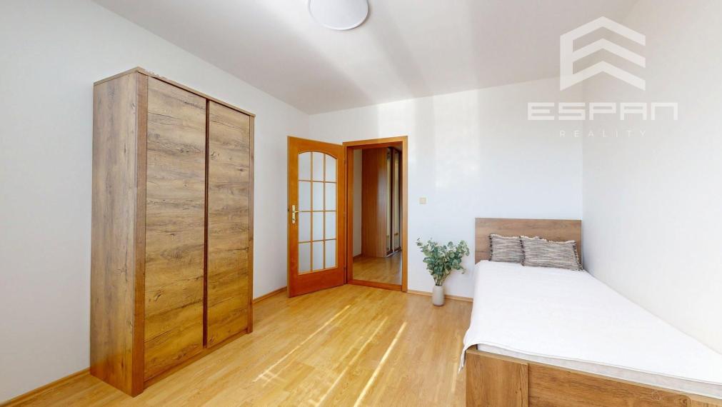 Priestranný zariadený 3 izbový byt so samostatnou garážou 