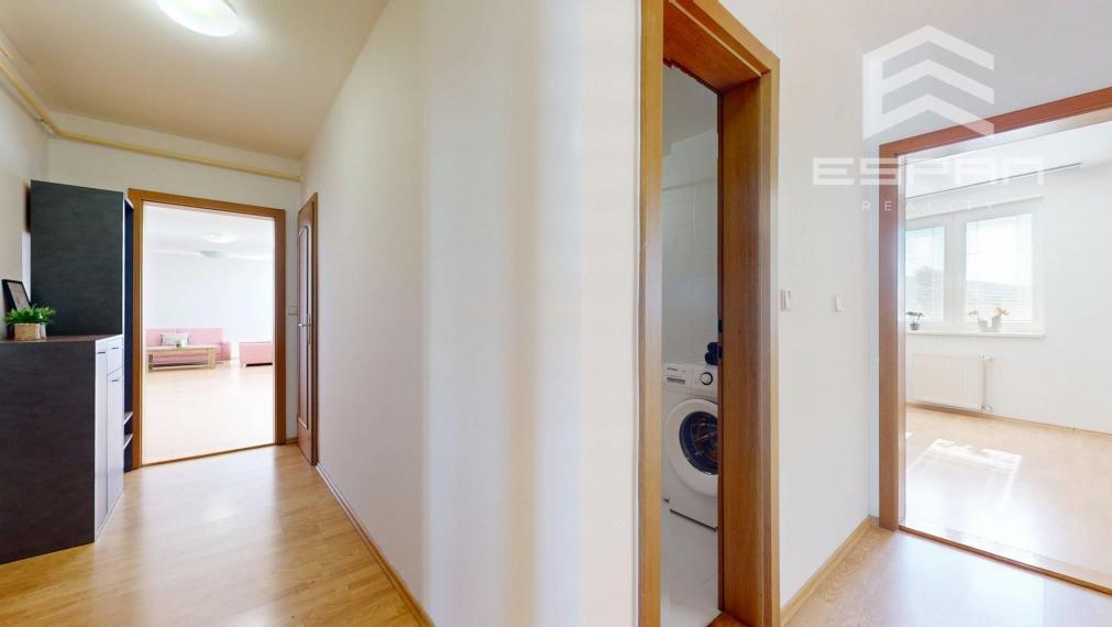 Priestranný zariadený 3 izbový byt so samostatnou garážou 