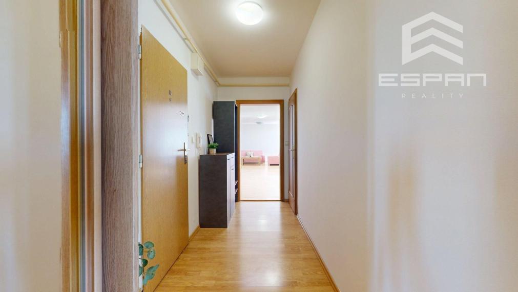 Priestranný zariadený 3 izbový byt so samostatnou garážou 
