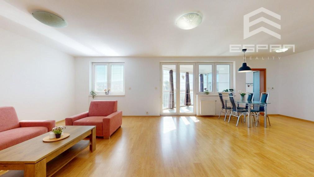Priestranný zariadený 3 izbový byt so samostatnou garážou 