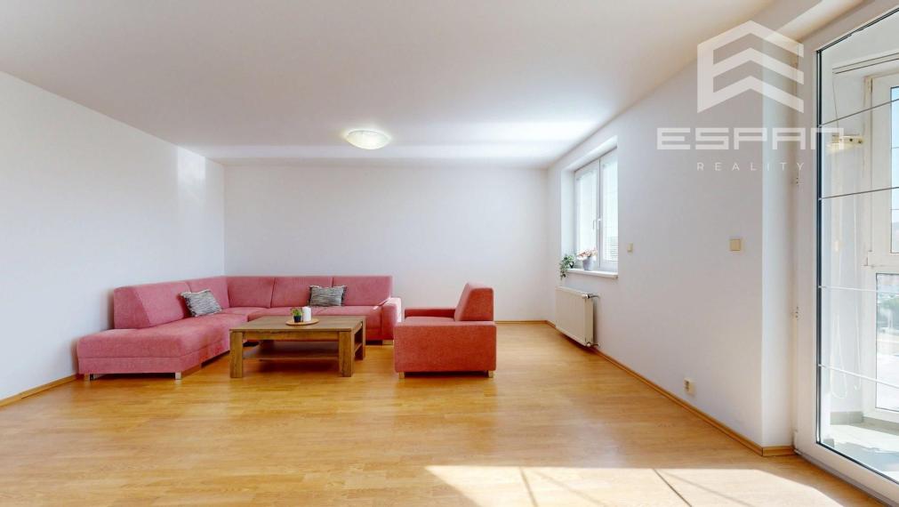 Priestranný zariadený 3 izbový byt so samostatnou garážou 