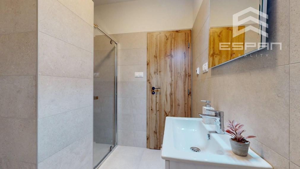 Moderne zariadený 2 izbový byt s parkovaním aj pivnicou v novostavbe