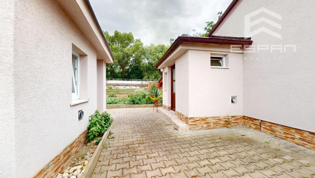 Rodinný dom po rekonštrukcii v príjemnej časti obce Suchohrad