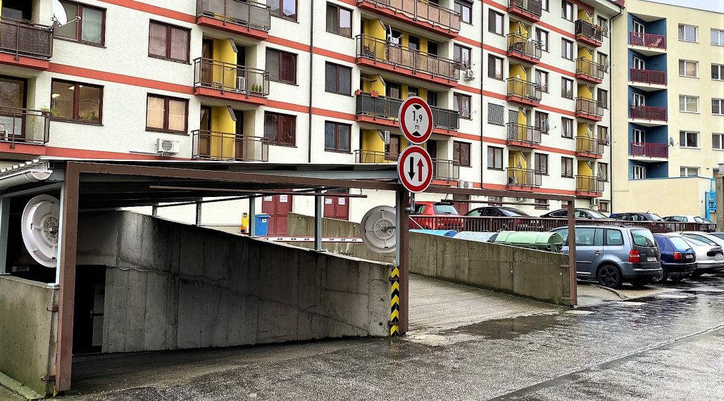 ***NA PREDAJ: Podzemná garáž priamo v CENTRE mesta Malacky!!!