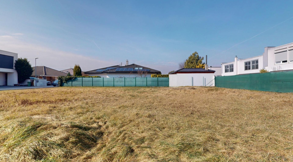 Rovinatý slnečný stavebný pozemok v zabývanej časti obce, Bernolákovo