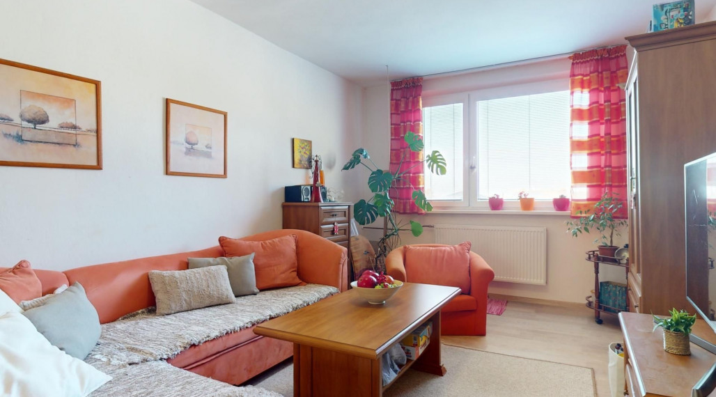 Zariadený 3 izbový byt v bytovom dome s vlastným dvorom v v blízskosti školy v obci Jakubov