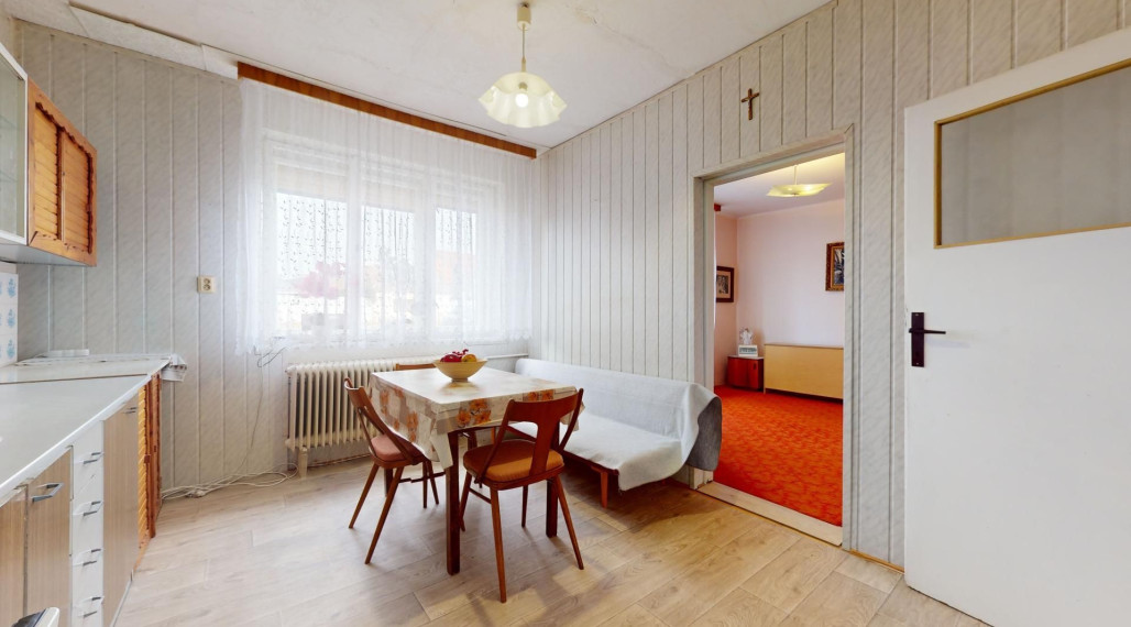 Zachovalý rodinný dom v centre obce Jakubov s pekným pozemkom