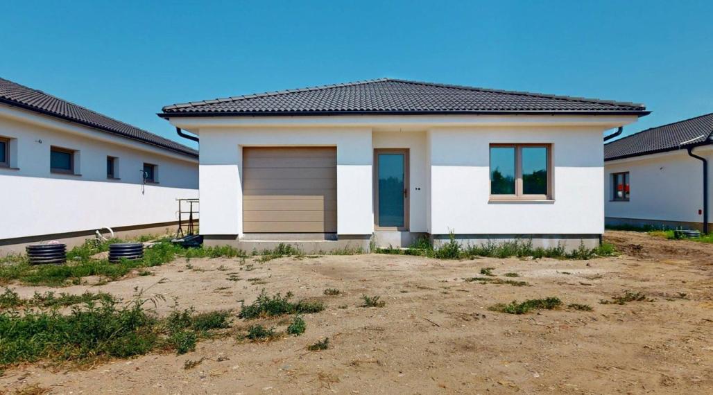 Samostatne stojaci rodinný dom s garážou v obci Láb