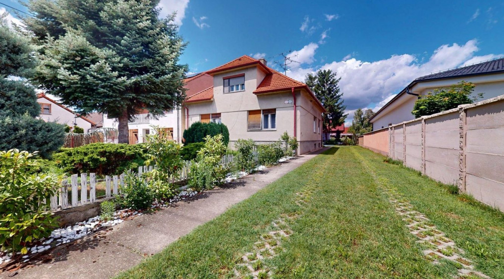 !!REZERVOVANÝ!! Dvojpodlažný rodinný dom v obci Lozorno